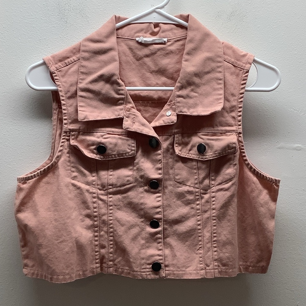 KnitWorks Girl’s Size 221/2 Plus Size Sleeveless Peach Denim Vest. Preloved